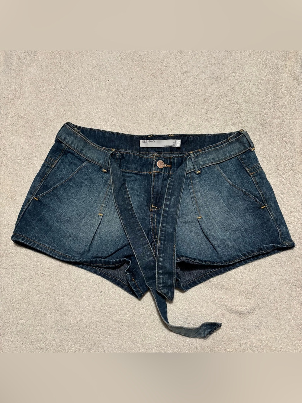 Old Navy denim belted lowrise mini shorts size 2 Y2K